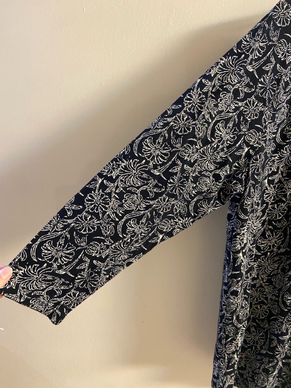Lucky Brand black white floral v neck blouse Large NWT - Picture 5 of 8